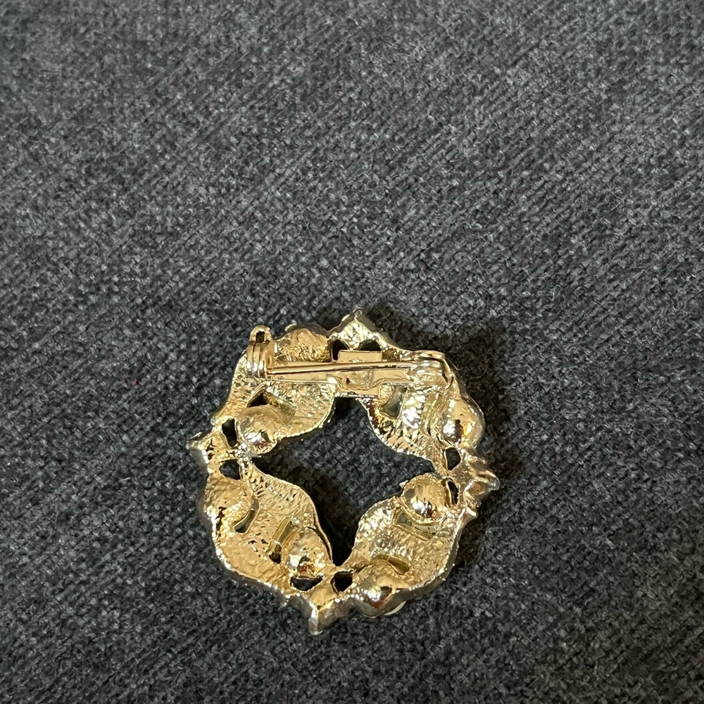 Elegant Gold and Pearl Brooch - Picture 3 of 4